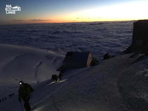 Schronisko Vallot (Refuge Vallot) 4362 m n.p.m. o wschodzie słońca. Ostatni bastion przed szczytem Mont Blanc. Tu mozna przeczekać niepogodę