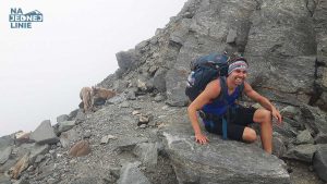 Monta Blanc zejście. W tle dzikie kozy