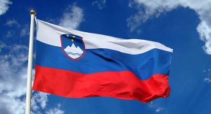Flaga Słowenii. Widoczny Triglav