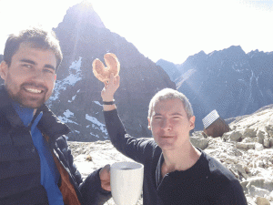 Chata pod Rysami. Pijemy herbatę na tle gór