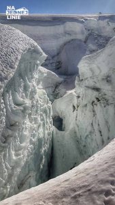Szczelina lodowa na lodowcu w drodze na Island Peak