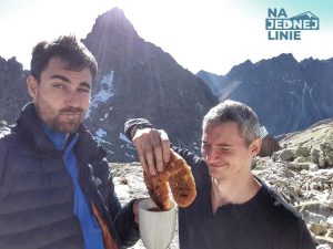 Chata pod Rysami. Pijemy herbaty na tle gór