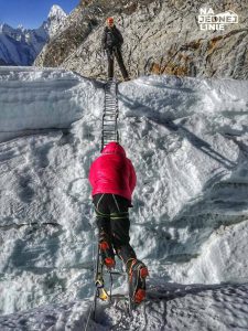 Island Peak i drabina nad szczeliną lodową