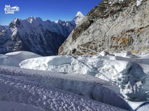 Island Peak i drabina widoczna z oddali