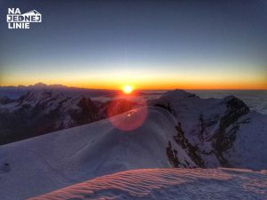 Wschód Słońca na Mera Peak w Himalajach