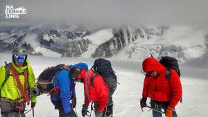 Monta Blanc i zmęczeni uczestnicy wyprawy