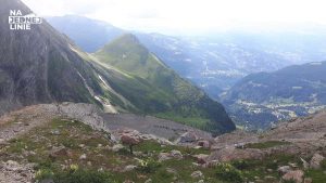 Aiguille du Midi przy kolejce. W tle górskie zwierzęta