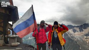Stacja MIR w drodze na Elbrus na tle kaukaskich gór