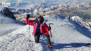 Szczyt Elbrus i wtle góry Kaukazu