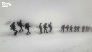 Schronisko Prjut na górze Elbrus. Grupa ludzi powraca z aklimatyzacji