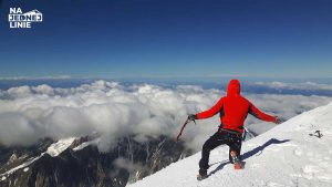Szczyt Mont Blanc w Alpach. Ponad chmurami. Panorama