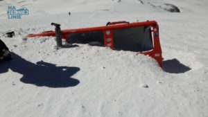 zakopany czerwony ratrak na Elbrusie