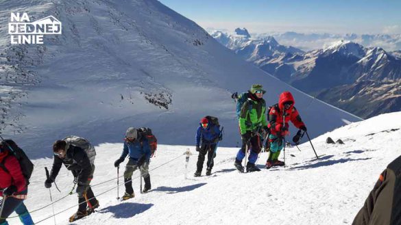 Grupa turystów podchodzi na Elbrus wulkan