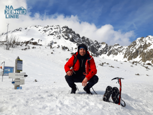 Schroniskow w dolinie pięciu stawów polskich. Znaki zakopane przez śnieg Zimą
