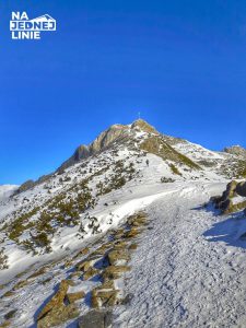 Giewont z oddalim zimą w Tatrach
