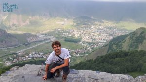 Miasto Kazbegi widoczne z klasztoru