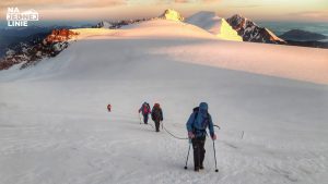 Podejście na Kazbek szczyt przy wschodzie słońca