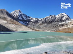 Jezioro polodowcowe przy przeleczy Amphu Lapcha