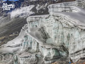 Serak i lodowiec Amphu Lapcha w Himalajach