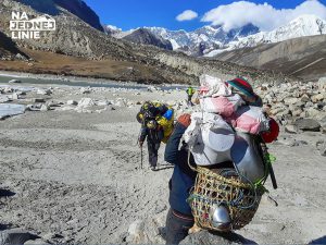 Tragarze z pełnym ekwipunkiem na przełęcz Amhu Lapcha