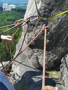 Operacje linowe na skale w Sokolikach