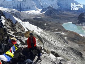 Amphu Lapcha szczyt w Himalajach