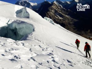 Szczelina na lodowcu podczas zejścia ze szczytu Mera Peak ok. 5500m