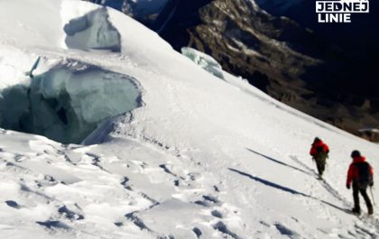 Szczelina na lodowcu podczas zejścia ze szczytu Mera Peak ok. 5500m