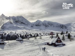 Widok na Halę Gąsienicową w okresie zimowym. Spiczasta góra w lewym-górnym rogu to Kościelec, a pierwsza chatka po prawej to Betlejemka