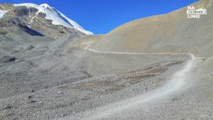 początek drogi na przełęcz Thorung La w Himalajach