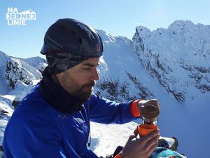 Kościelec i picie kawy na szczycie z frenchpressu