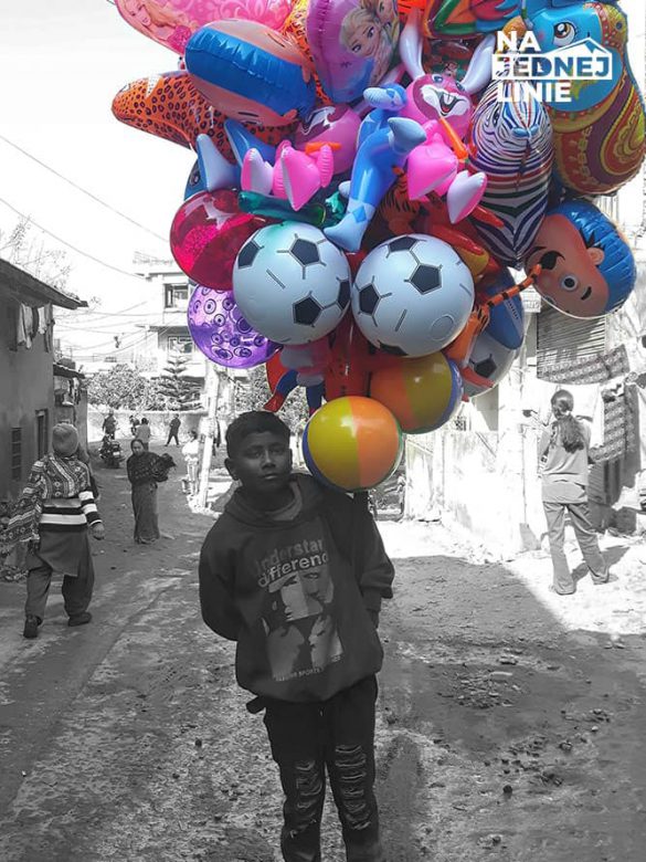 Biedny chłopiec sprzedający balony w Katmandu