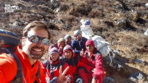 Grupa szerpów tragarzy ekipy szwajcarskiej spotkanej na drodze do Mera Peak