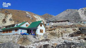 Khare wejście do miasteczka ok. 4800m. Ostatni bastion, gdzie można zjeść Dal bhat przed wyjściem na Mera Peak