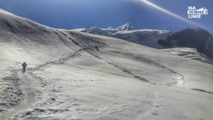 W drodze do wysuniętego obozu Mera Peak High Camp. Po wyjściu na plato zrobiło się bardzo wietrznie. Nie muszę wspominać, że raki i czekan oraz okulary lodowcowy były niezbędnym wyposażeniem