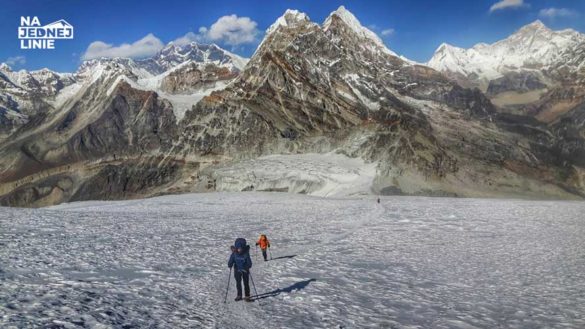 Przepiękna panorama na górskie szczyty w Himalajach