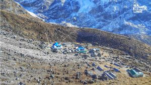 miasteczko Khare widziane z pobliskiego wzgorza podczas wyjscia aklimatyzacyjnego