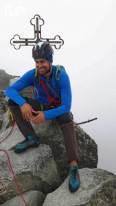 Gerlach szczyt. Siedzę przy krzyżu. W tle mgła