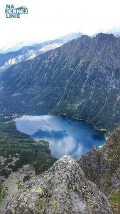 Mnich w Tatrach. Zdjęcie wykonane na szczycie skały. Widok na Morskiego oko