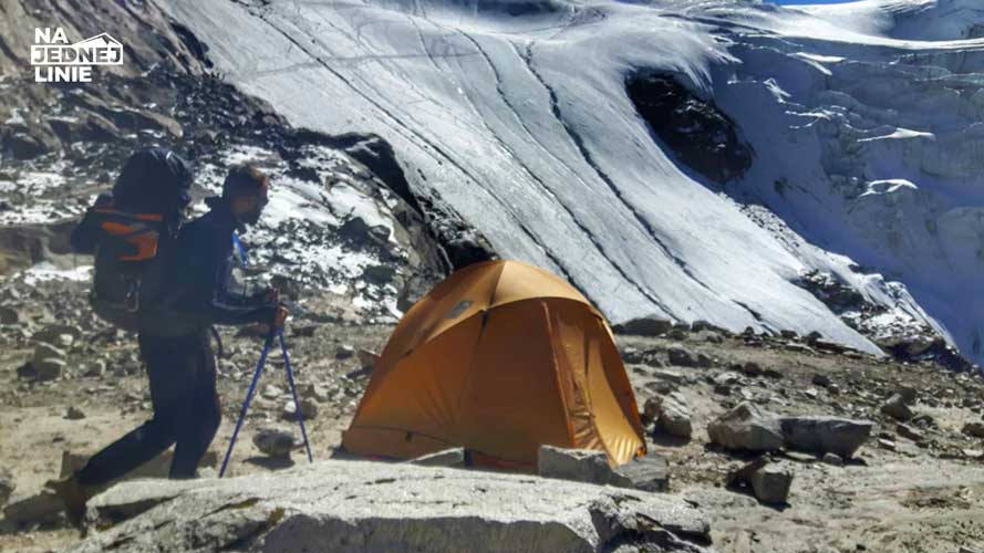 Opuszczony Base Camp w drodze na Mera Peak.