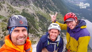 Tatrzański Mnich. Zdjęcie wykonane na szczycie. W tle widoczne Morskie Oko i podejście na Szpiglas