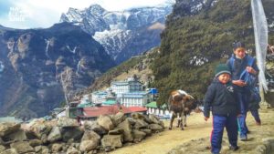 Namche Bazaar w Himalajach - z każdej strony otoczone przez góry