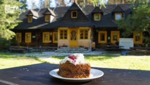 Schronisko w Dolinie Roztoki oraz Szarlotka