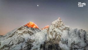 Everest i Lhotse widoczne z Kala Patter. Szczyty łapią ostatnie promienie słońca