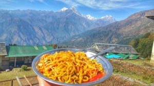 makaron z warzywami na tle gór