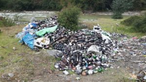 Góra śmieci w Shivalaya w Himalayach.