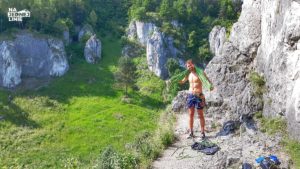 Żabi Koń w Dolinie Kobylańskiej - podnóże skały