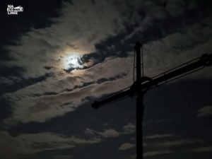 Żabi Koń - szczyt w Dolinie Kobylańskiej na tle księzyca