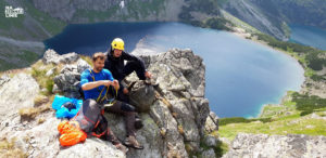 zabia lalka odpoczynek w tle czarny staw pod rysami