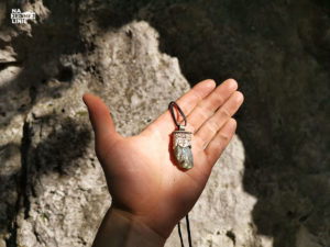 Amulet labrdadoryt podczas wspinaczki na Zegarowej